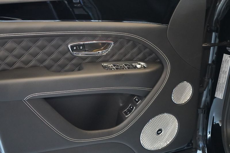 Bentley Bentayga V8, AWD, Panorama, 360° kamera - fotka 24 z 50