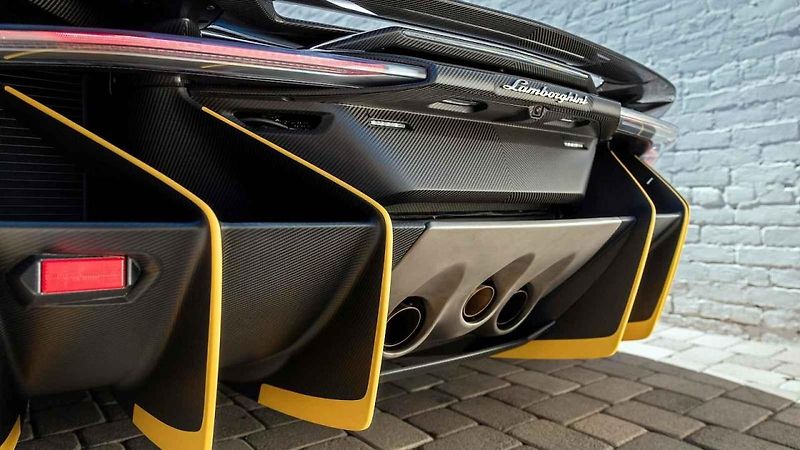 Rozbalování vzácného supersportu Lamborghini Centenario Roadster.