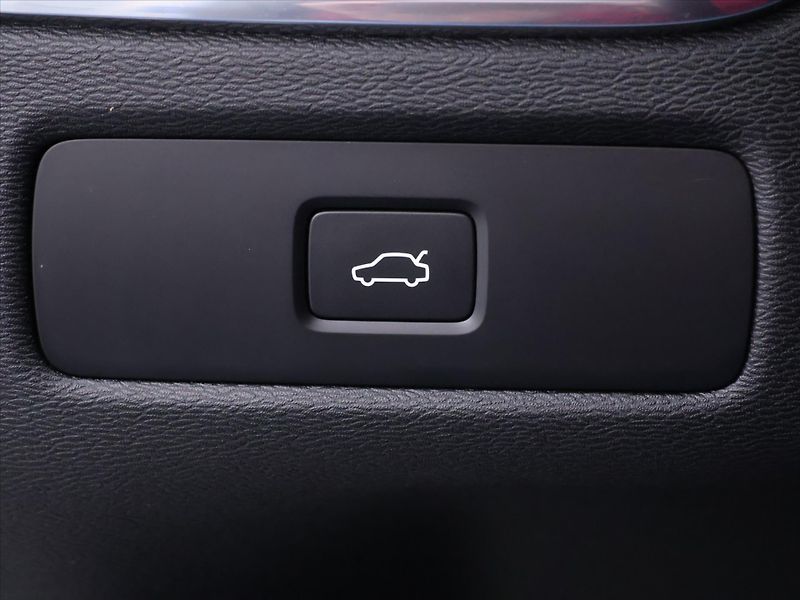 Volvo XC60 2,0 B5 173kW AWD Plus Dark CZ - fotka 16 z 33