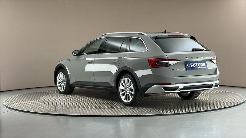 Škoda Superb 2.0 TSI DSG 4x4 Scout Combi - fotka 2 z 32