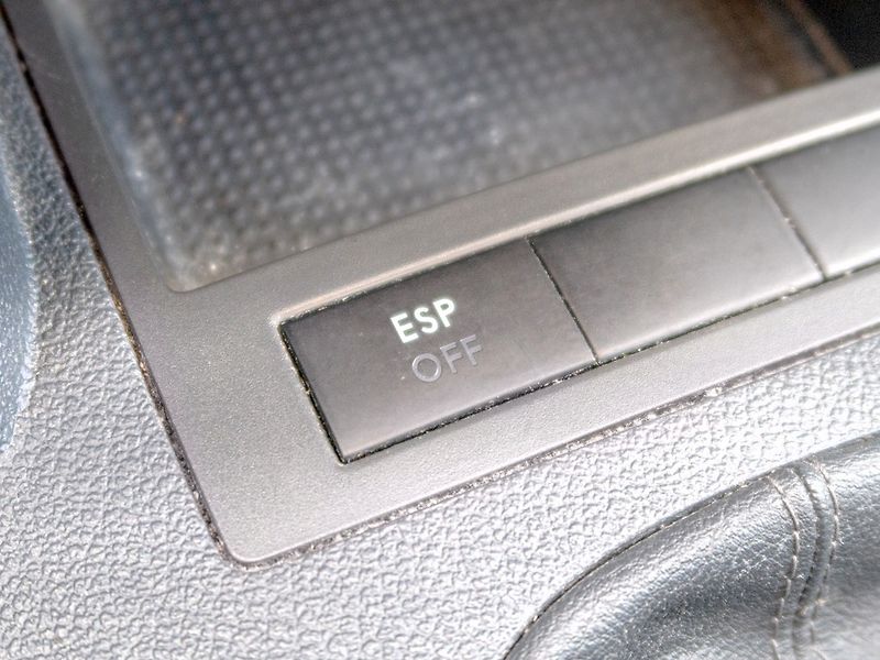 Volkswagen Touran (2006) 1.9TDI 77KW – 7 sedadel - fotka 19 z 44