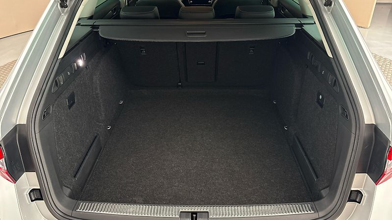 Škoda Superb 2.0 TDI Style Combi - fotka 17 z 26