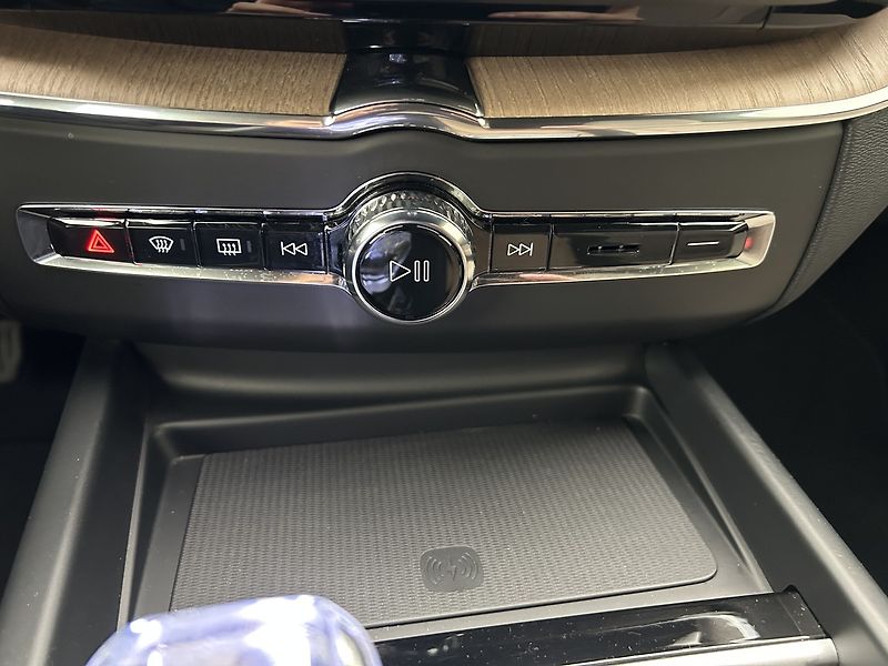 Volvo XC60 2.0 B5 4x4 PLUS DARK - fotka 25 z 30