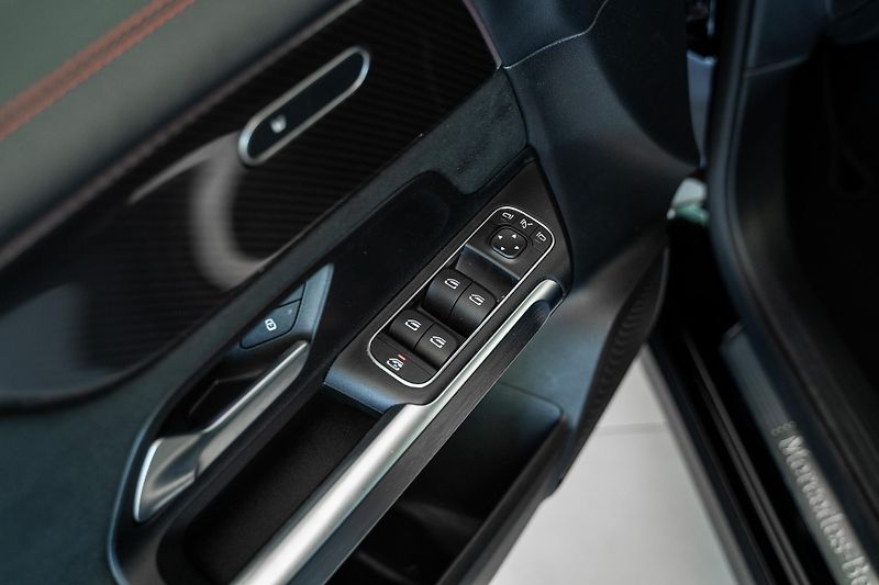 Mercedes-Benz GLB (2025) 200 d 4M/AMGPREMIUM/ESP/LED - fotka 10 z 22