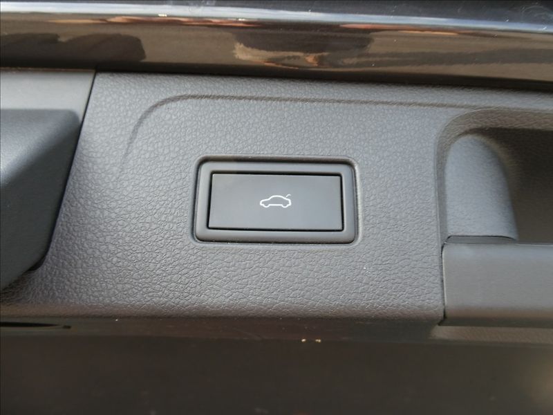 Volkswagen Passat 2,0 TDi DSG FULL LED BUSINESS - fotka 19 z 41