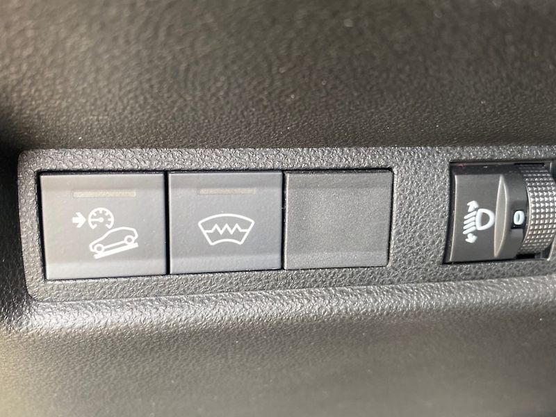 Jeep Avenger (2024) 1,2 Turbo e-Hybrid100k(Summit) - fotka 22 z 36