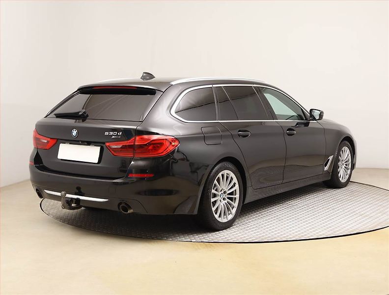BMW Řada 5 (2019) Luxury Line 530d xDrive, 4X4 - fotka 5 z 25