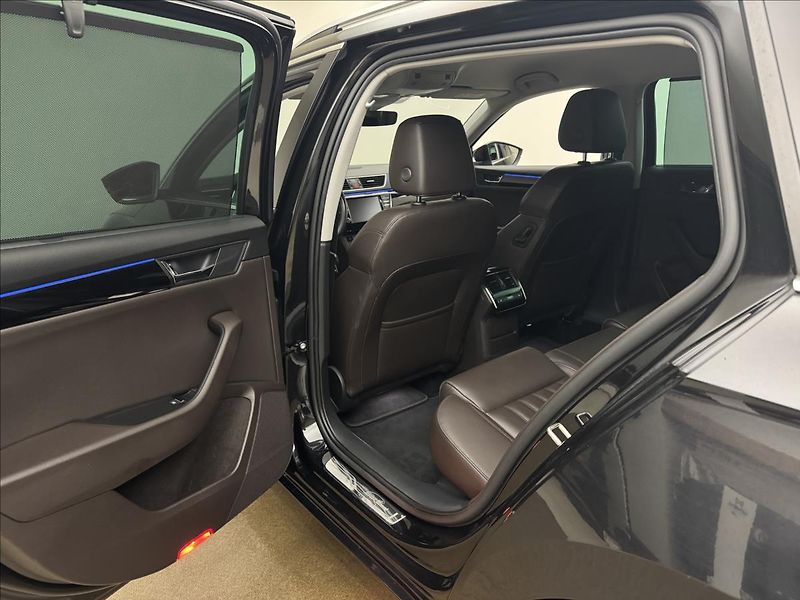 Škoda Superb 2,0 TDi 110kW L&K DPH ACC DCC - fotka 45 z 56