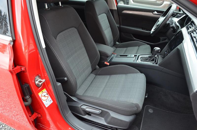 Volkswagen Passat (2021) 2.0 TDi DSG / 77.300km / 1.MAJ - fotka 13 z 42