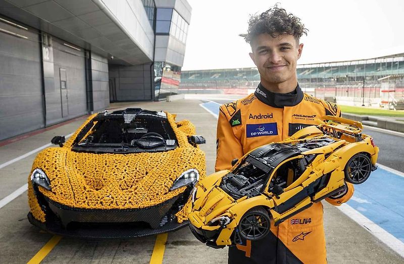 Replika McLarenu P1 v reálné velikosti se skládá z 342 817 dílků, váží přibližně 1220 kilogramů.