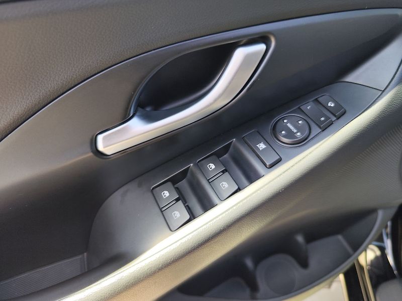 Hyundai i30 1.0 T-GDi/74kW Smart Climate - fotka 27 z 31