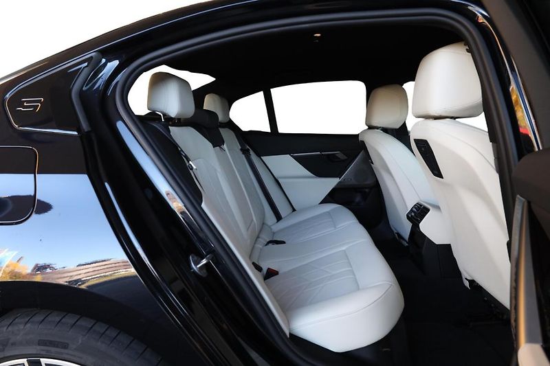 BMW i5 xDrive 40 - fotka 6 z 32