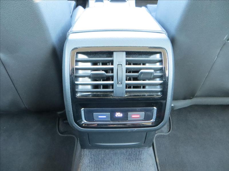 Volkswagen Passat 2,0 TDI 140kW 4MOT DSG H-Line - fotka 22 z 23
