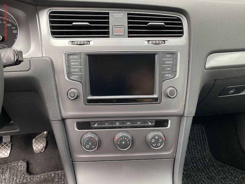 Volkswagen Golf (2015) 1.6 TDi, Trendline, navi - fotka 12 z 18