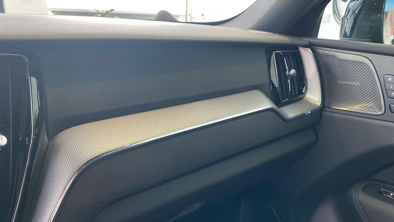 Volvo XC60 (2026) PLUS BLACK EDITION, B5 AWD, 18 - fotka 10 z 14