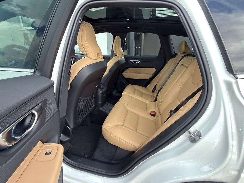 Volvo XC60 T8 AWD ULTRA BRIGHT *+ kola - fotka 15 z 59
