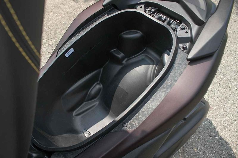 Designem se nový NMax přiblížil maxiskútrům z modelové řady Yamaha.