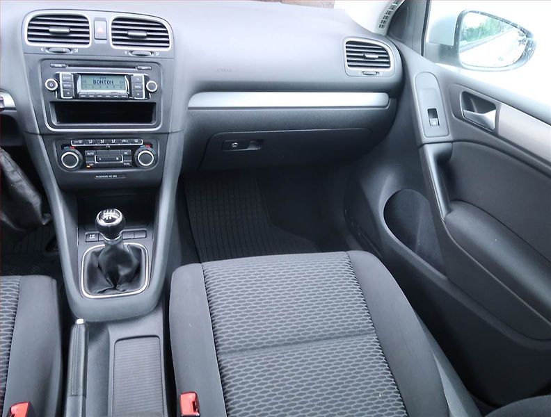 Volkswagen Golf (2010) Comfortline 1.6 TDI, ČR,1.maj - fotka 8 z 14