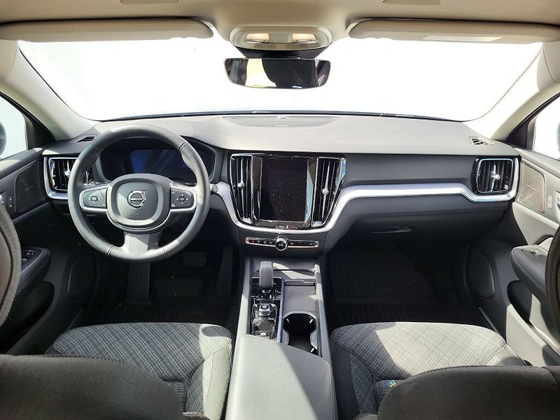Volvo V60 CORE B4 FWD 145kW - fotka 6 z 32