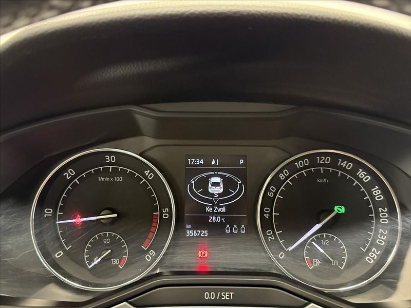 Škoda Superb 2,0 TDI ČR DSG NAVI CARPLAY - fotka 20 z 35
