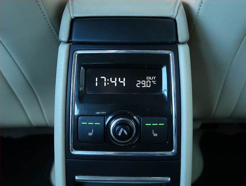 Škoda Superb (2009) Elegance 2.0 TDI, 4X4 - fotka 16 z 20