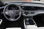 Lexus LS 500.