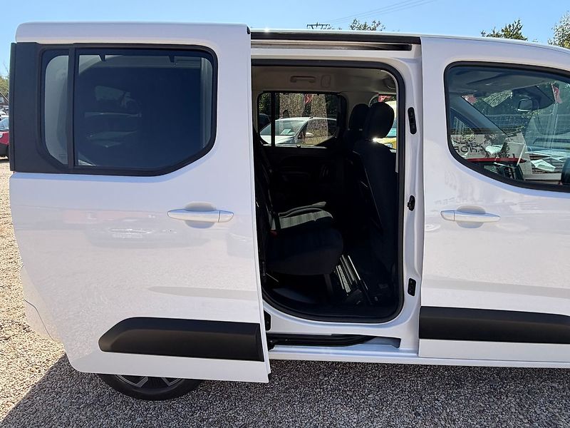 Opel Combo 1.2TURBO 81KW*TOP VÝBAVA- ZADA - fotka 18 z 33