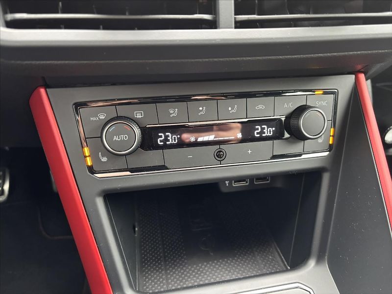 Volkswagen Polo 2,0 TSi 147kW MANUÁL GTI Beats - fotka 29 z 47