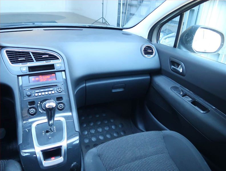 Peugeot 5008 (2014) Active Pack 1.6 HDi, Automat - fotka 8 z 16