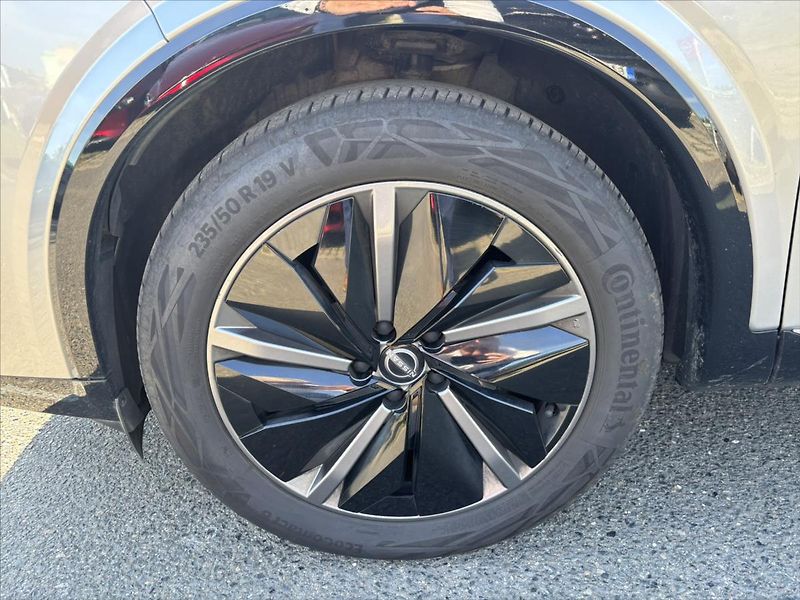 Nissan Qashqai 1,3 DIG-T AT 4x4 Tekna PANORAM - fotka 38 z 46