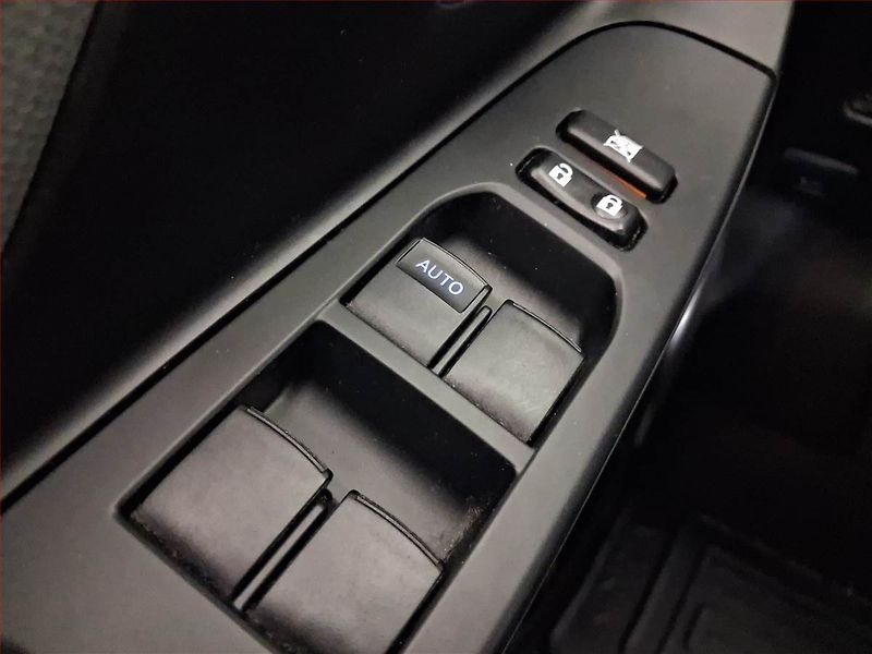 Toyota Yaris (2015) 1.5 Hybrid, Automat - fotka 16 z 16