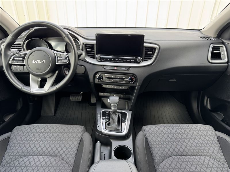 Kia Ceed 1,5 T-GDi Spin DPH 1.maj ČR - fotka 24 z 50