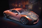 Také tento Jaguar CX75 s technikou vozů F1