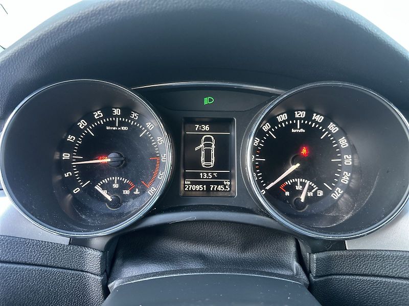 Škoda Superb (2013) Combi 2.0 TDI Ambition - fotka 7 z 33