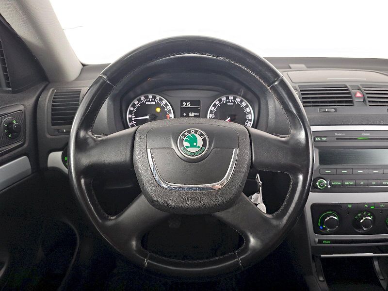 Škoda Octavia (2011) 1.6TDI 77kW Ambiente plus - fotka 9 z 20