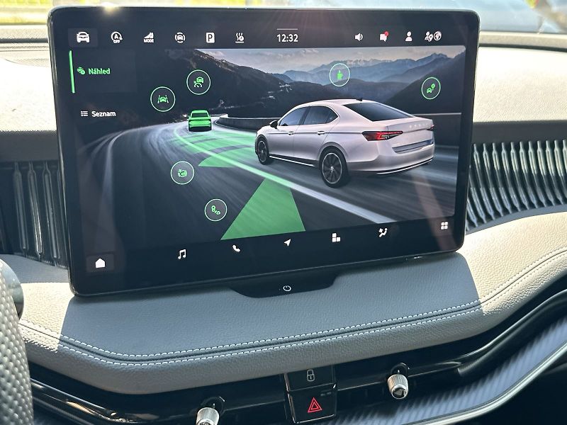 Škoda Superb (2025) 2.0 TSI 4x4 DSG Sportline - fotka 21 z 36