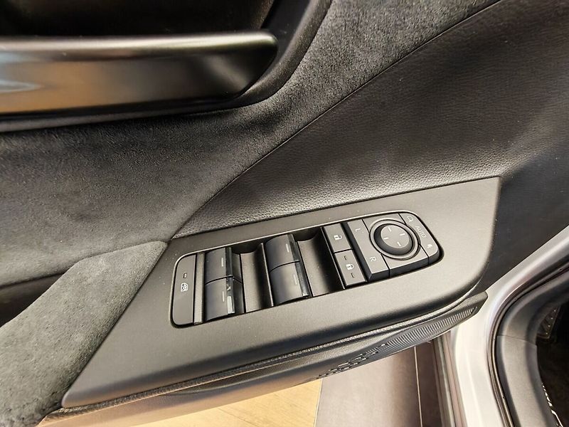Toyota C-HR 2.0 Plug - in Hybrid ( 220k ) - fotka 18 z 37