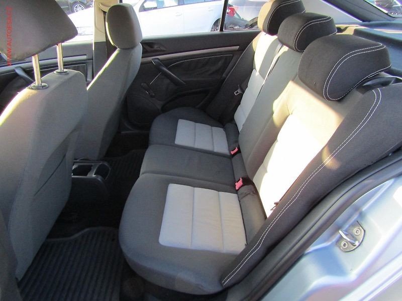 Škoda Octavia (2006) 1.6MPi, ČR - fotka 10 z 15