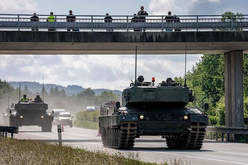První armádní výcvik přesunu tanků Leopard 2A4 na dálnici D35.