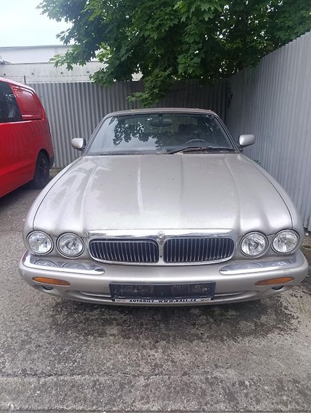 Jaguar XJ8 (1999) - fotka 4 z 7