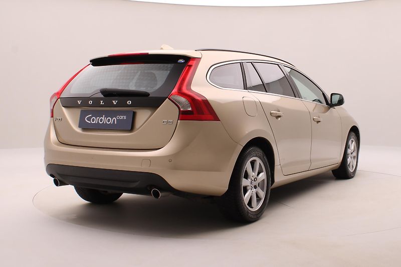 Volvo V60 D5 MOMENTUM REZERVACE - fotka 12 z 43