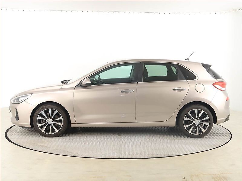 Hyundai i30 (2017) Comfort 1.6 CRDi, Automat - fotka 3 z 19