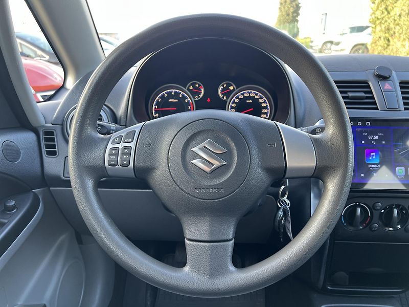 Suzuki SX4 1.6i 4x4 NAVI KLIMATIZACE ALU - fotka 13 z 32