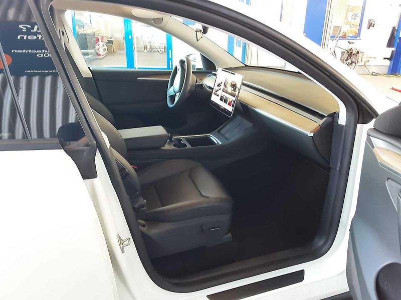 Tesla Model Y LONG RANGE DUAL MOTOR 92,8% - fotka 3 z 4