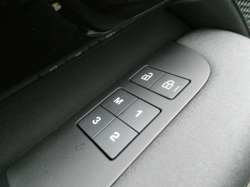 Land Rover Discovery 5 3,0  S D250 - fotka 13 z 36
