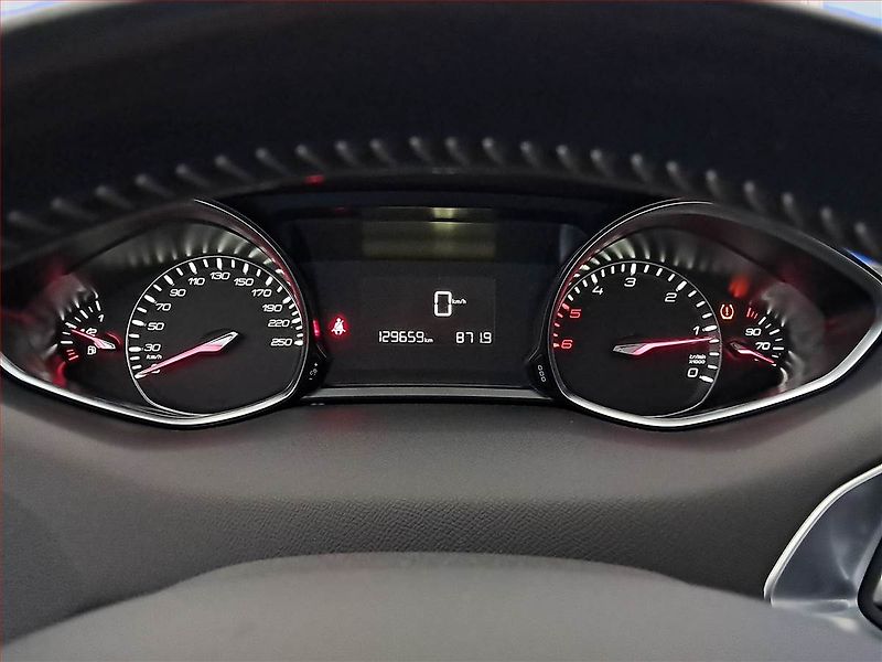 Peugeot 308 (2017) 1.6 BlueHDi, Navi, Tempomat - fotka 11 z 20