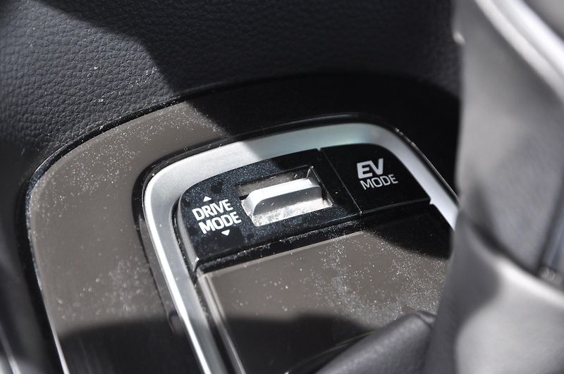 Toyota Corolla 2.0 Hybrid 112kW KOMBI - fotka 14 z 17
