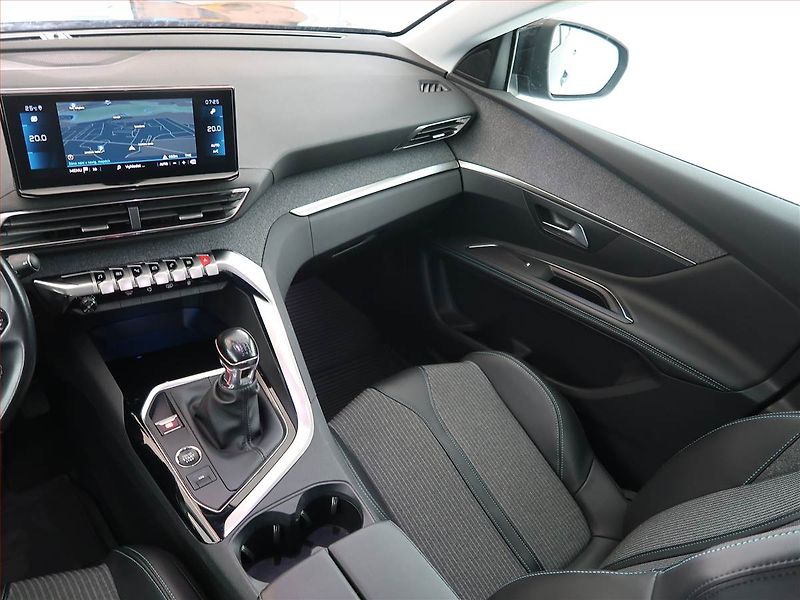 Peugeot 3008 (2022) Allure Pack 1.2 PureTech - fotka 8 z 21