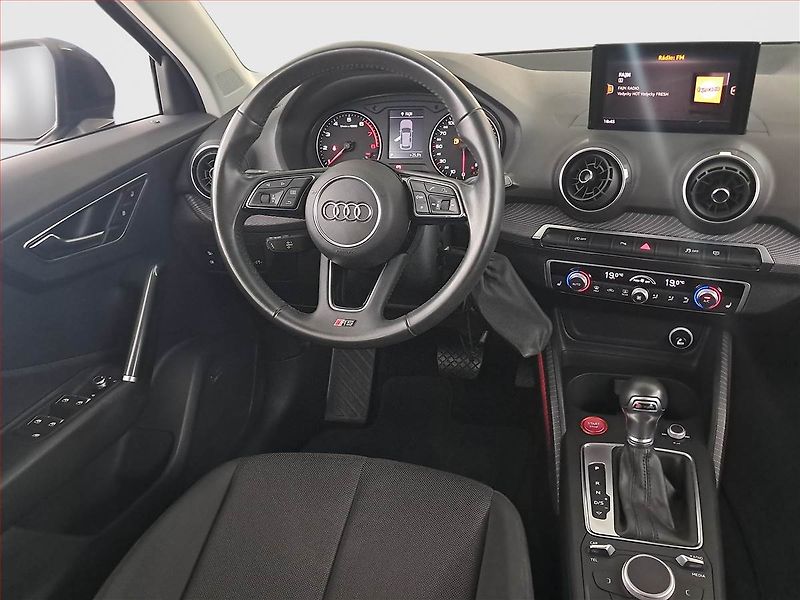 Audi Q2 (2018) sport 2.0 TFSI - fotka 7 z 19