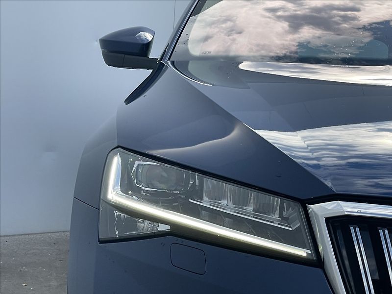 Škoda Superb 2,0 TDI DSG Combi L&K TAŽNÉ - fotka 21 z 23